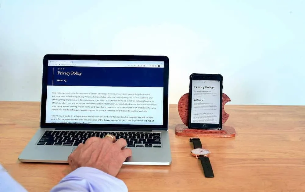 Understanding Data Privacy Μanagement - Laptop